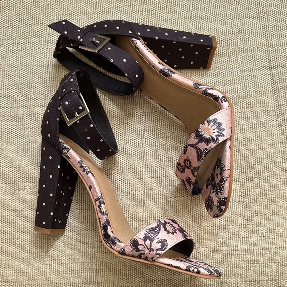 Torrid Paisley Dot Sandals Ankle Strap Pink Polk Dots High Heel Like New 10WIDE - Picture 8 of 15